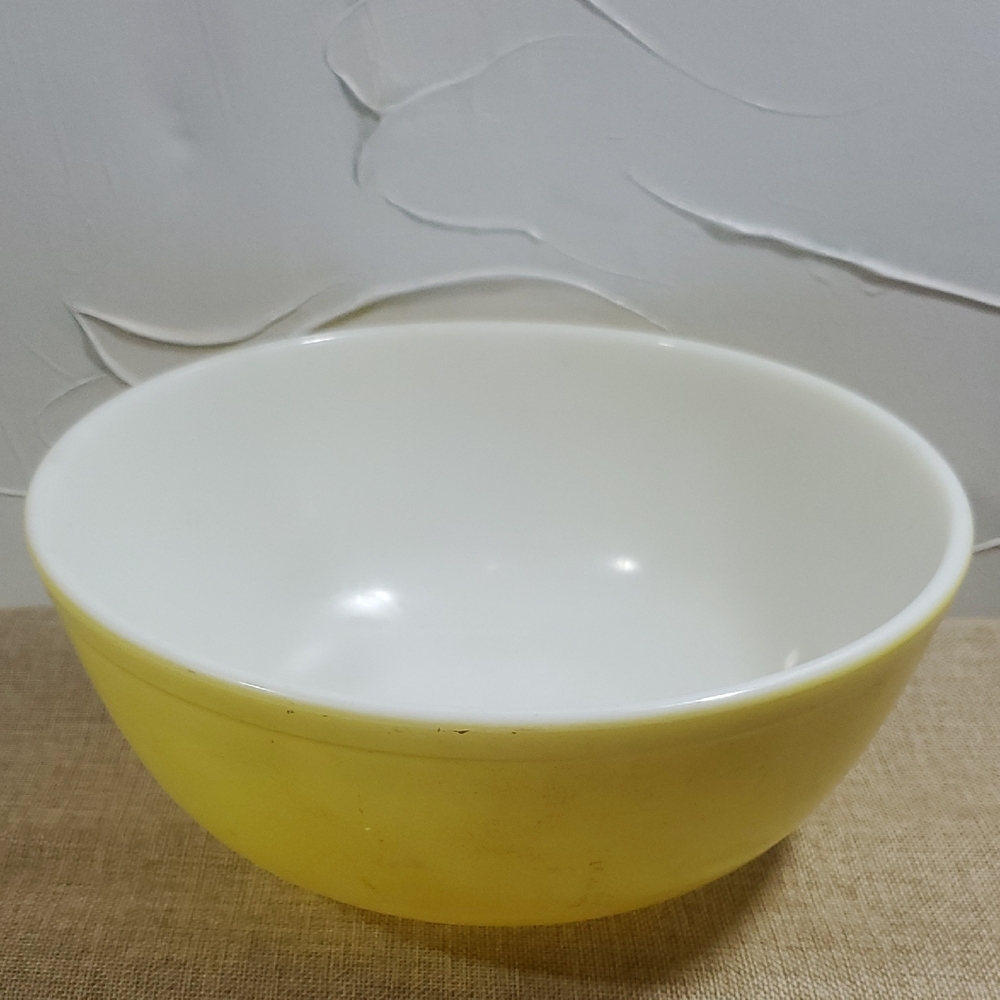 Pyrex #404 Large Bright Yellow Mixing Bowl 4 Quarts